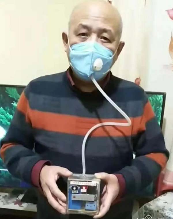 配備了空氣過濾器和擴音裝置的防病毒口罩 配備了空氣過濾器和擴音裝置的防病毒口罩